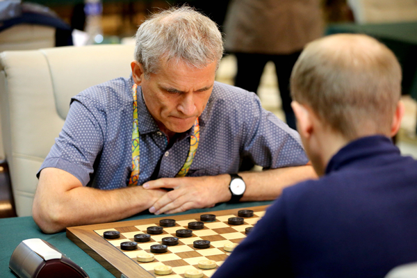 跳棋比赛时间表(夜上海·悦动｜半小时就能学会的国际跳棋，要精通可不容易)