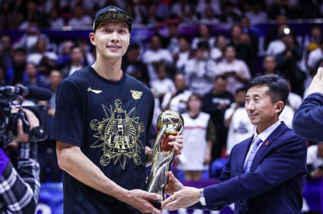 哪些中国人在nba打过球(中国共有6名球员打过NBA，姚明总薪资最高，最低的是谁呢？)