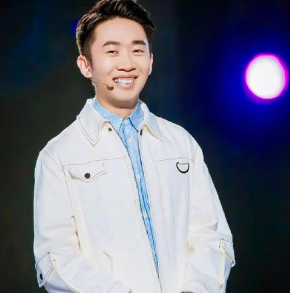 其貌不扬却被星爷看中，被谢娜力捧，综艺咖杨迪的不幸与幸