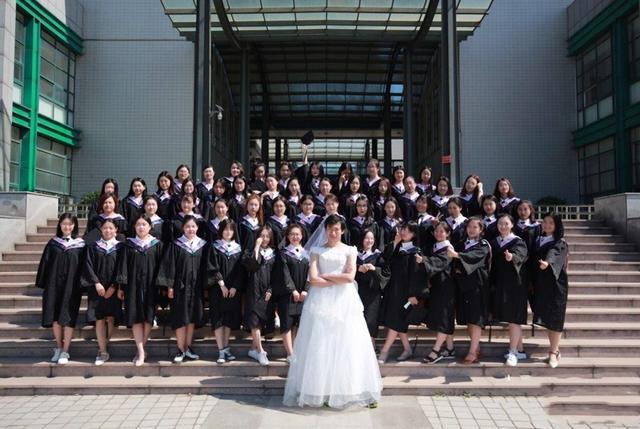 大学生花式秀“毕业照”，画面太美太别致，男同学请C位出道