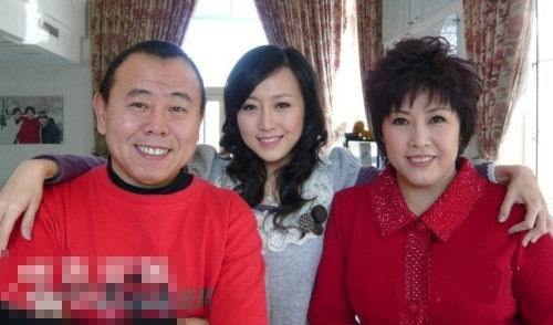 潘长江与老婆杨云身高差明显,结婚多年仍恩爱,夫妻感情稳定