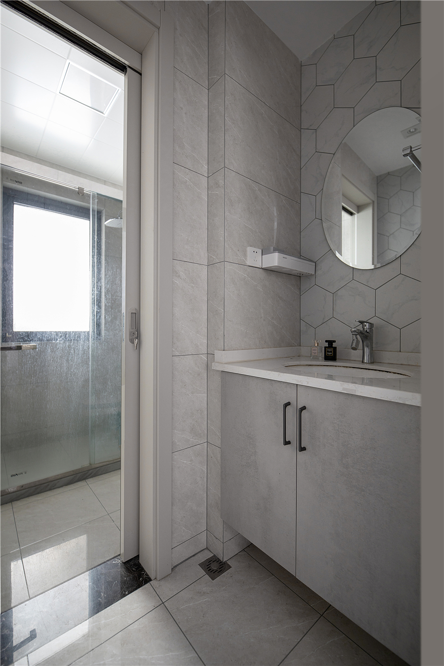 200㎡现代风设计，开放式厨房+餐厅+吧台，轻松自然的生活