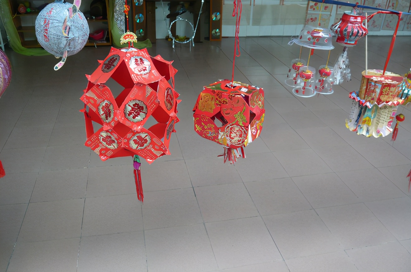 这是用彩纸卡片拼接而成的灯笼,家里有漂亮的包装礼盒的话,可以自由