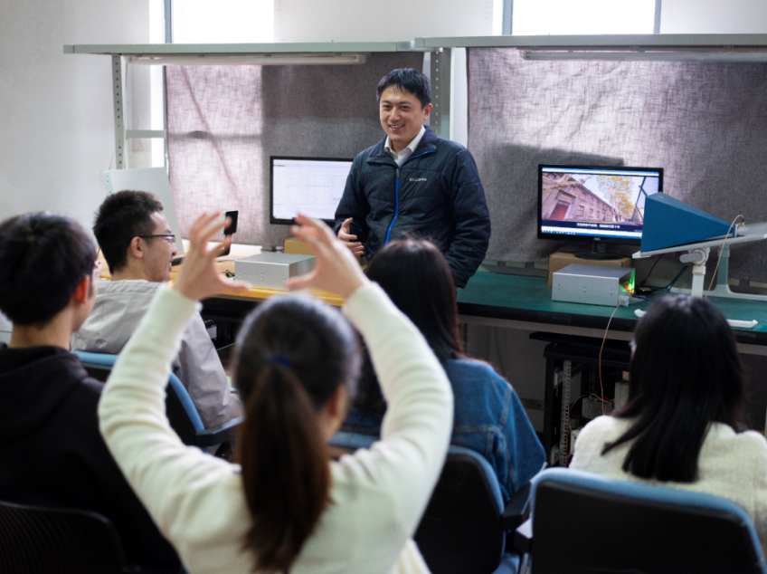 参与研发“中国芯”！他放弃保研，自学上岸，34岁成为985教授！