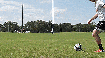 怎样学足球我是新手（五个初学者必会的足球基本技巧）