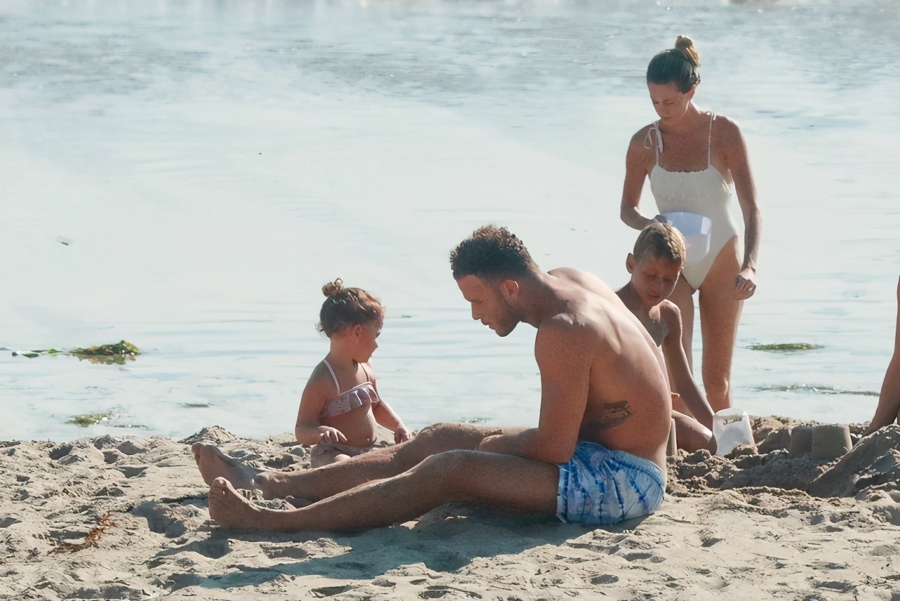 为什么nba球星都带家人（享受生活！格里芬和家人海边度假，和孩子们一起玩沙，球迷：羡慕）