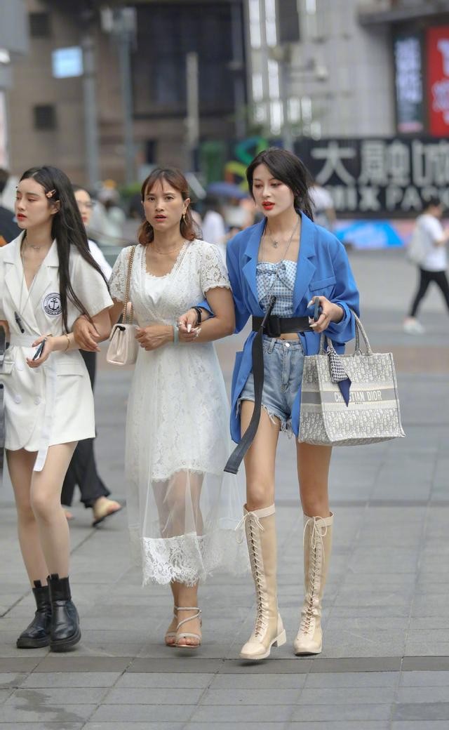 谁说夏天不能穿靴子？今年流行的“夏季靴”，遮肉显瘦还显腿长