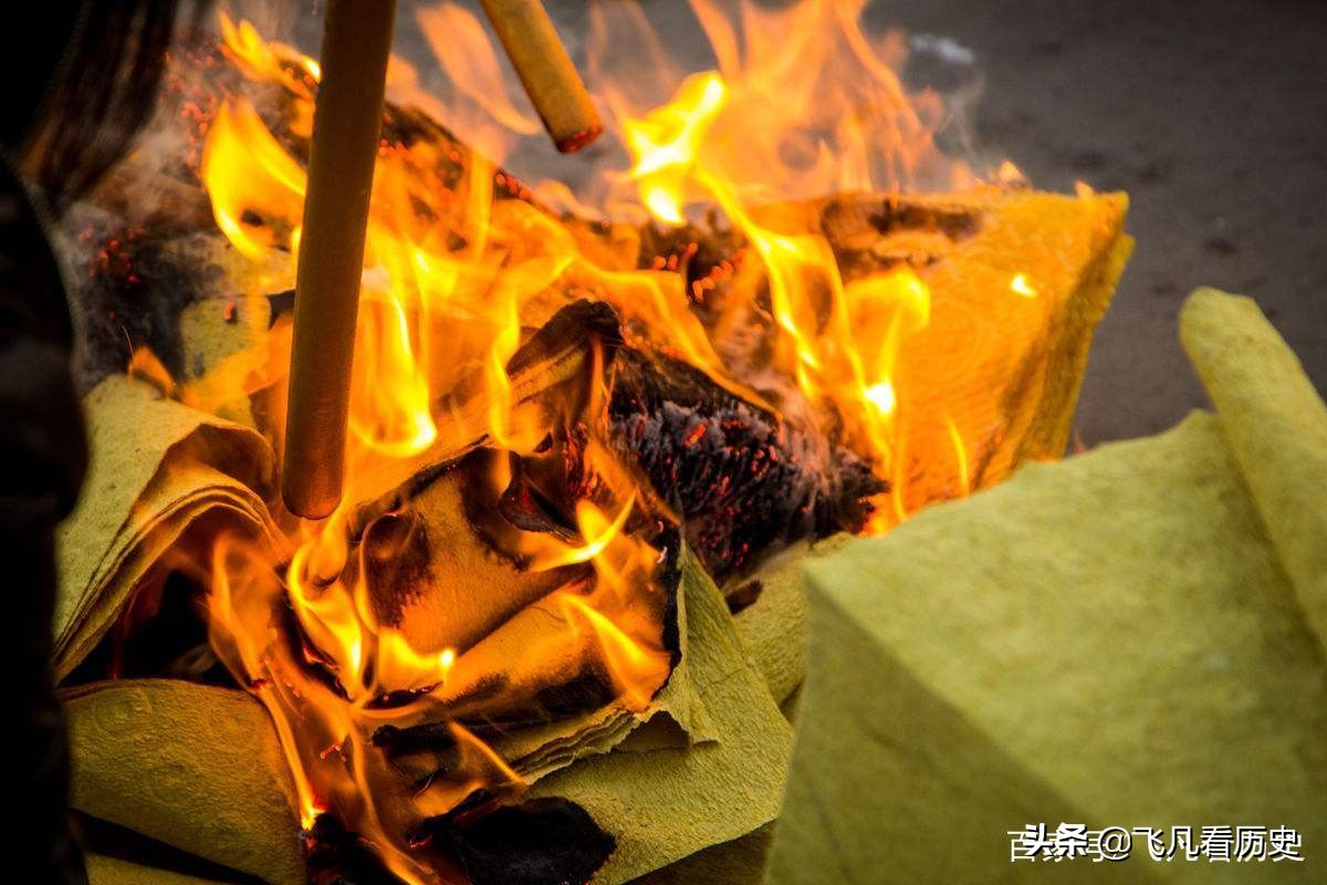 现代人祭祀时有烧纸钱的陋习，那么在纸没发明的时候他们烧什么