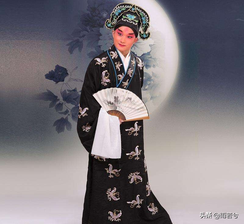 小生扮演青年男性,分中生(扇子生),冠生(官生),穷生,雉尾生(翎子生)