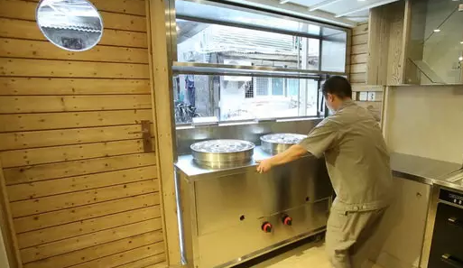 上海最火馄饨店，20㎡要做生意还要住4口人，设计师逆天改造