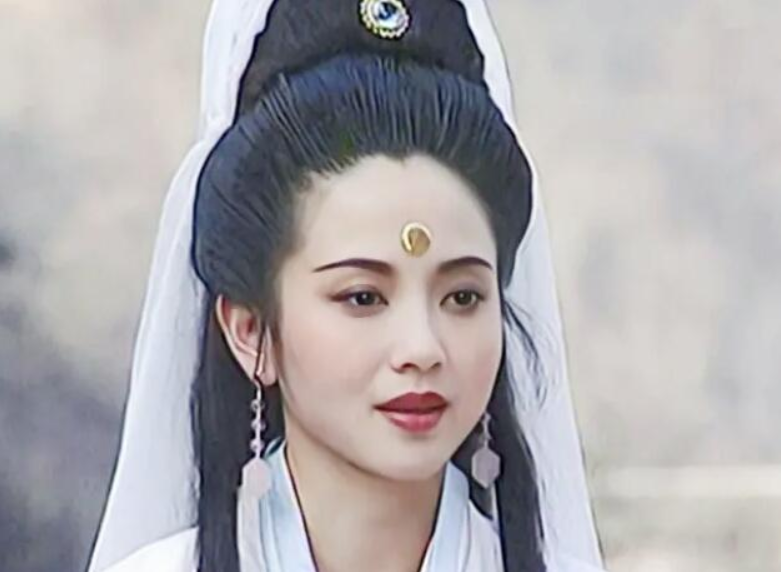 大学女生清丽婉约，眉目如画，长发飘逸，笑容温暖，气质优雅动人。