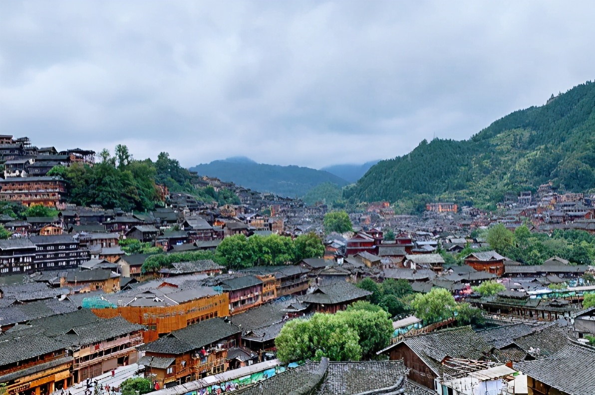 西江千户苗寨：“多彩贵州”一处梦中的风景，一个满目银饰的地方