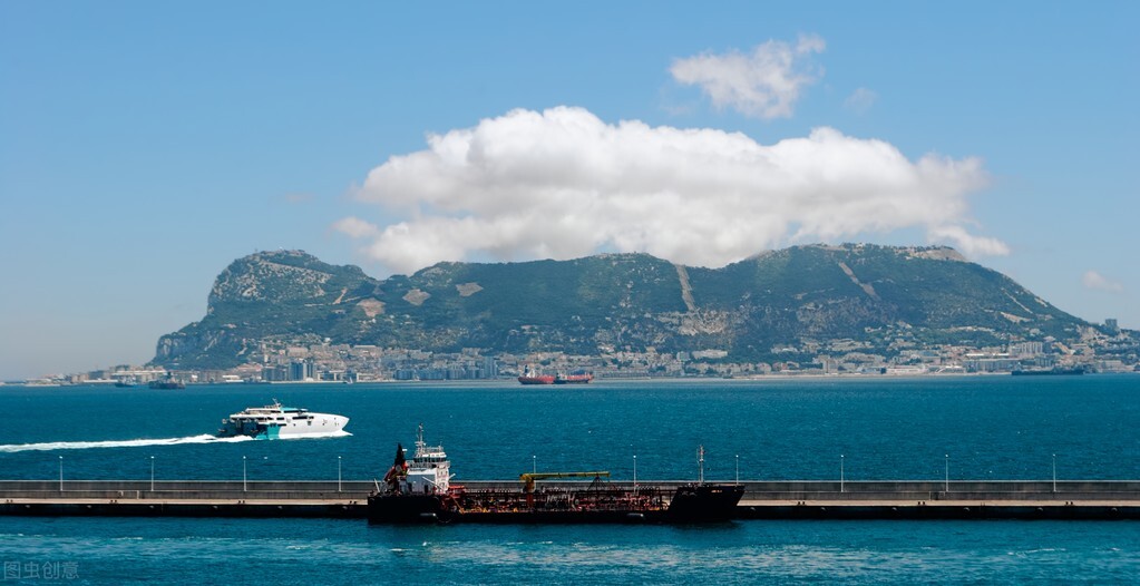 东端的北岸,扼大西洋和地中海交通咽喉,南对西班牙的北非属地休达市