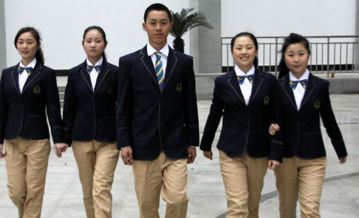 贵族学校与普通学校“校服对比”，这3点差距现实，学生：不公平