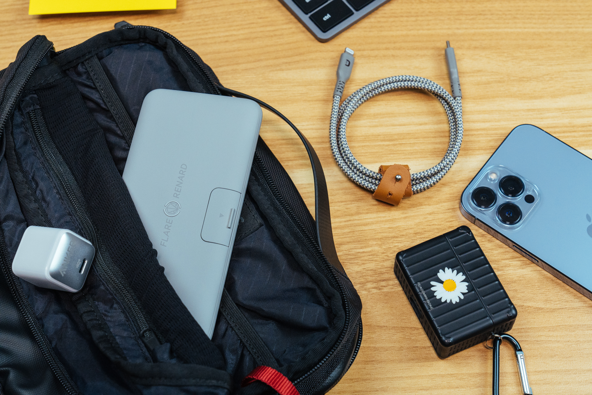 入手iPhone 13后，出行绝不能少了多功能闪焰狐双向快充无线充电宝