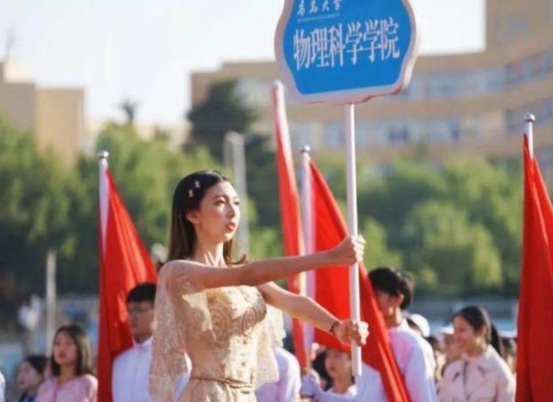 青島大學運動會舉牌美女走紅,好似仙女下凡,堪稱行走的招生簡章