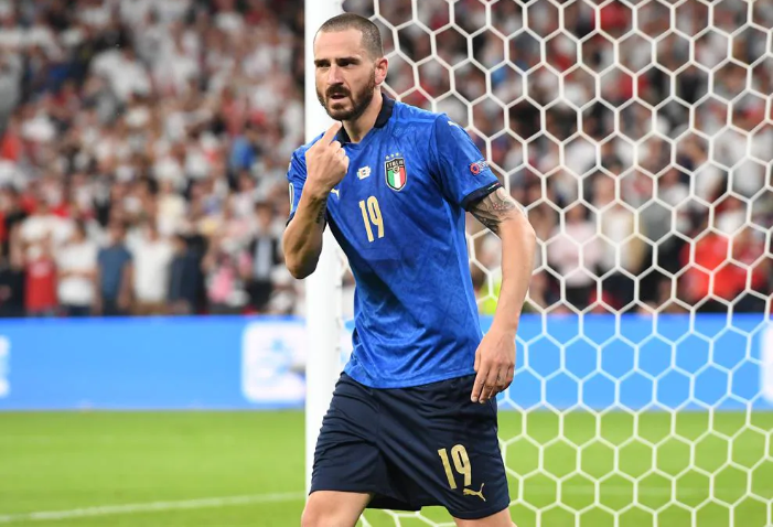 足球比赛一般多长时间结束（伟大的1-1，欧洲杯最终一战！大热门遭加时困局，6万球迷激情见证）