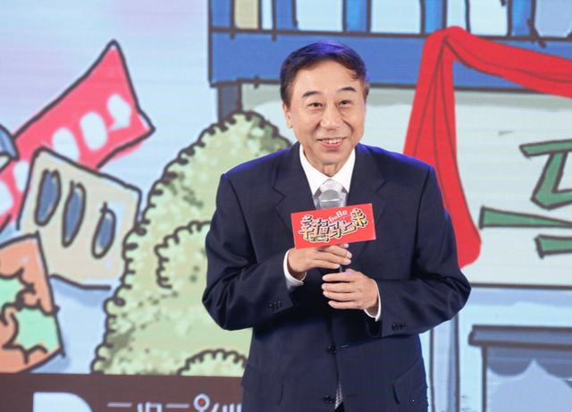 64岁冯巩：26岁娶初恋，携手38年，47岁被敲诈，儿子创业当老板