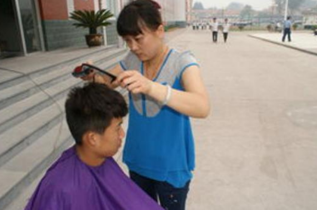 为啥学校强制学生“剪学生头”？校长道出原因，网友：都该道歉