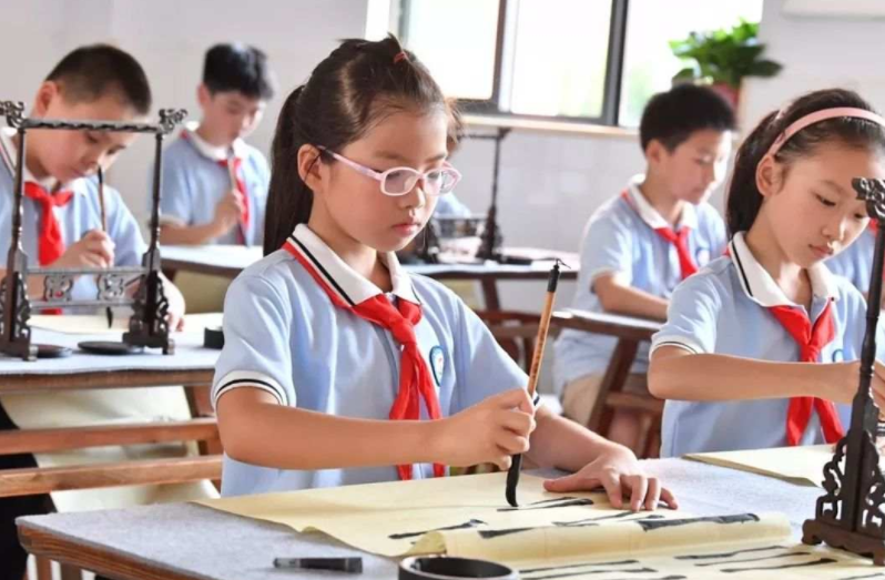 新任教育部长认为，要与艺术为友提高学生综合素质，家长直呼太难