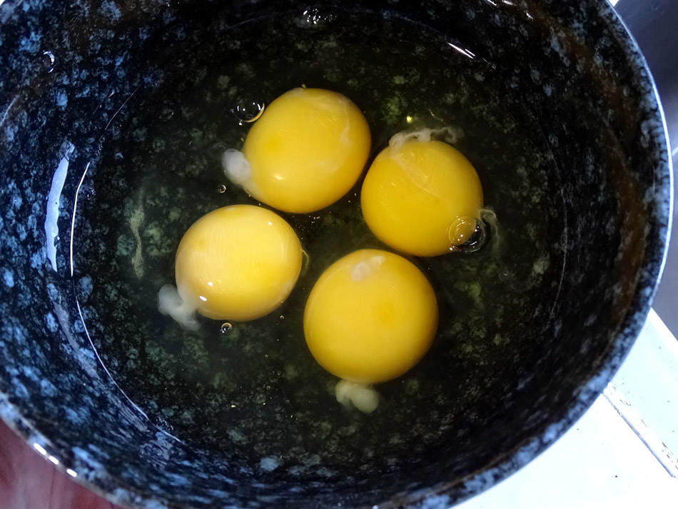 蛋包饭–蛋皮怎样不破皮、不黏锅抓住诀窍，第一次也能做好蛋包饭