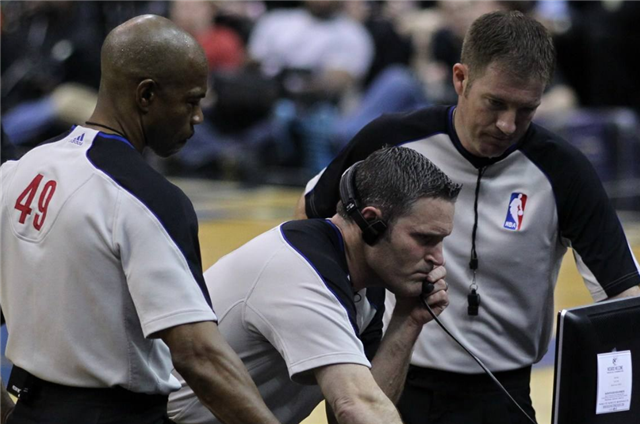 nba看录像为什么戴耳机（NBA出现争议判罚后，裁判观看回放会戴耳机，球迷：是在听声音？）