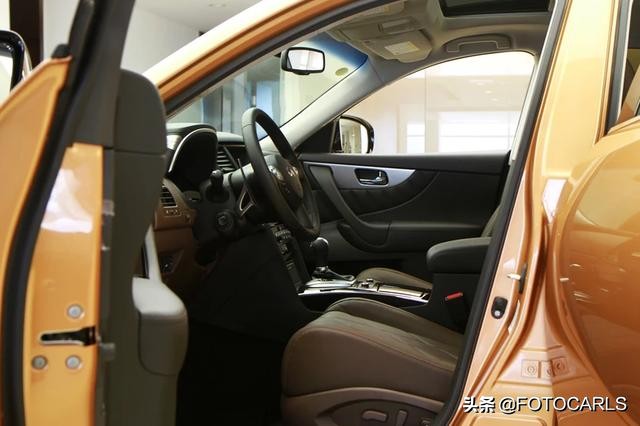 英菲尼迪FX37 3.7L V6实拍，让宝马X5/Q7吃灰的异类，售价79.9万