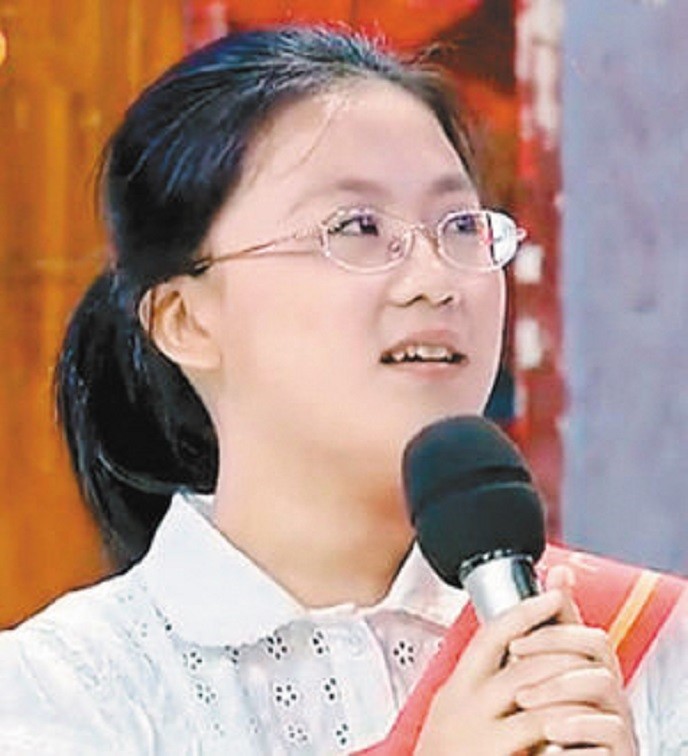 8年前，辽宁学霸刘丁宁放弃港大72万奖学金，退学二战实现北大梦