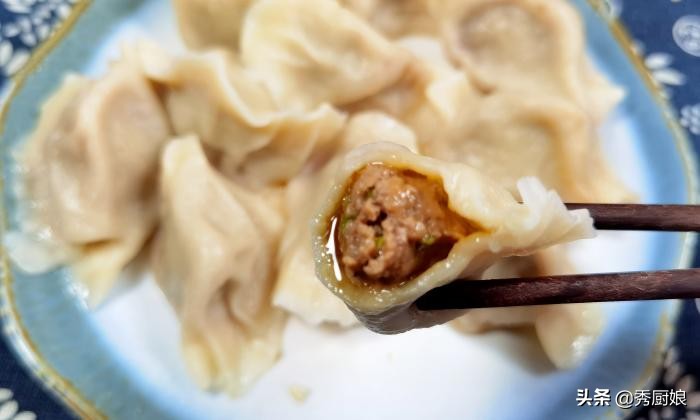 调牛肉饺子馅,牢记"3不放"的窍门,牛肉鲜嫩不腥,咬一口爆汁