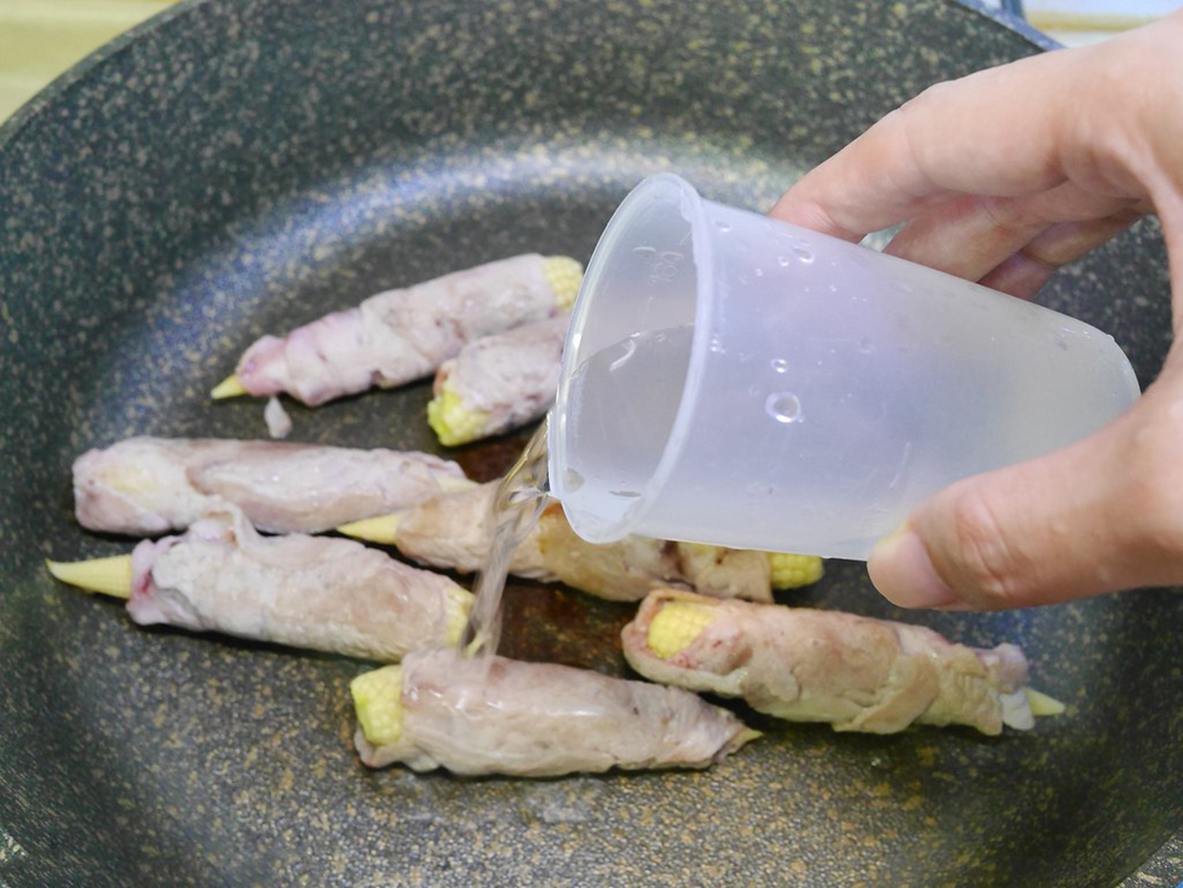 这道“玉米笋肉卷”，咸咸甜甜超好吃，新手必学、零失败料理