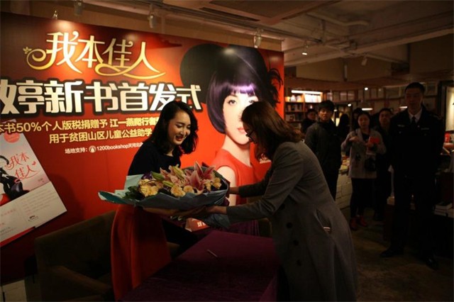 2005年“背母上学”的刘霆，十年后变性，参加选美比赛成功获奖