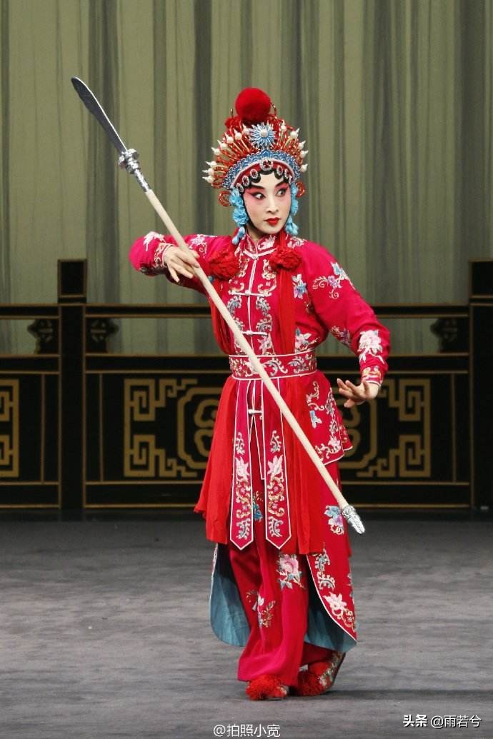 武旦武旦是表演一些精通武艺的女性角色,也可以分成两大类.