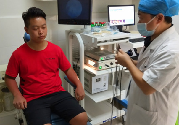 高考体检需要“一丝不挂”？学生被吓出表情包，体检医生很无奈