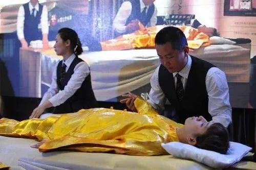 为什么人死后要穿“寿衣”，年轻人死后能不能穿寿衣呢？