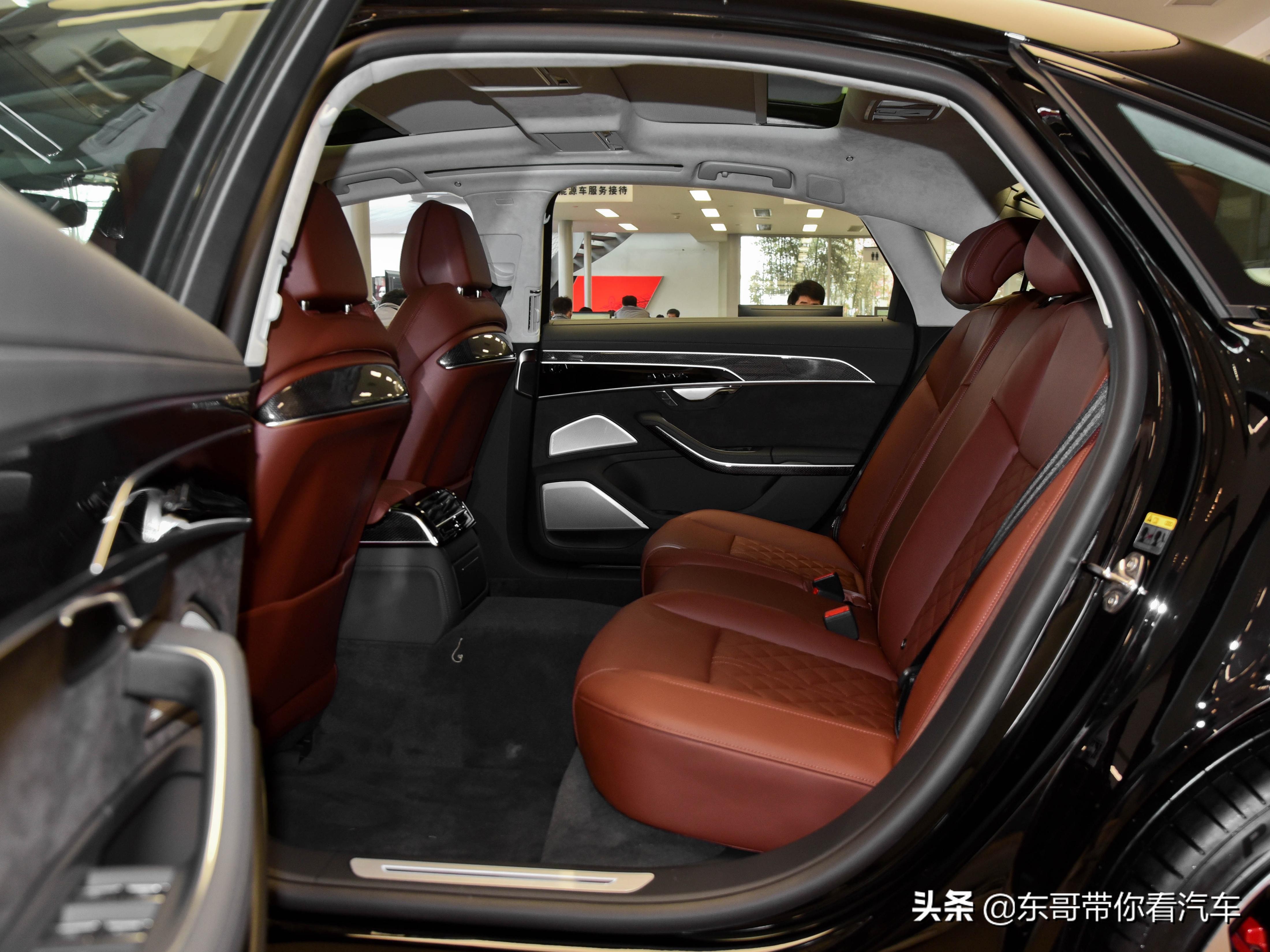 V8动力高性能奥迪旗舰轿车，第二排空间配置旗舰感受，实拍奥迪S8