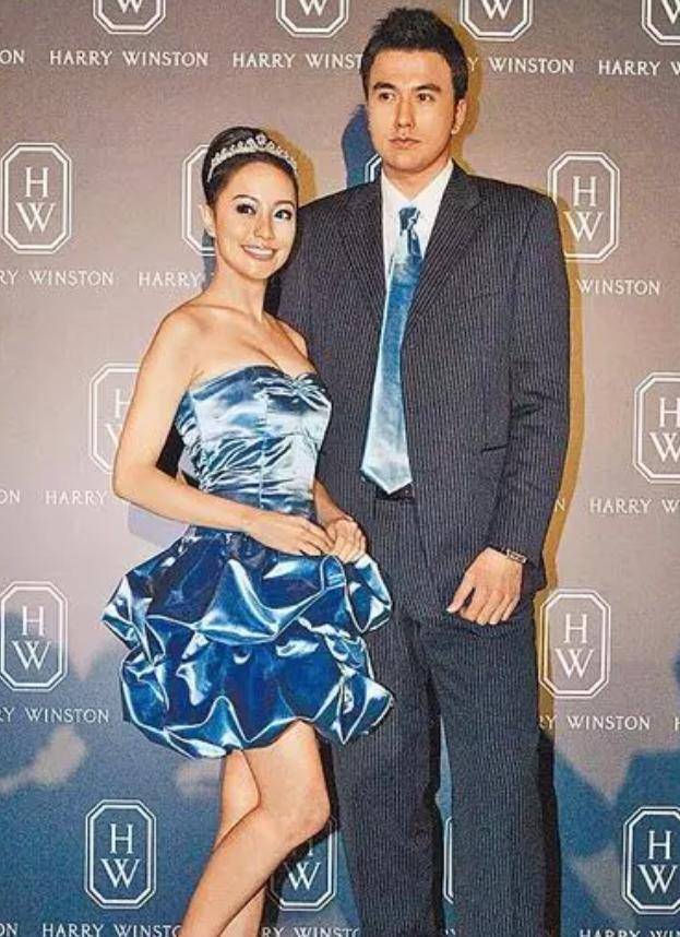 自己会默默祝福对方,跟关颖另一个前男友蒋友柏把前女友比成"大便",黄