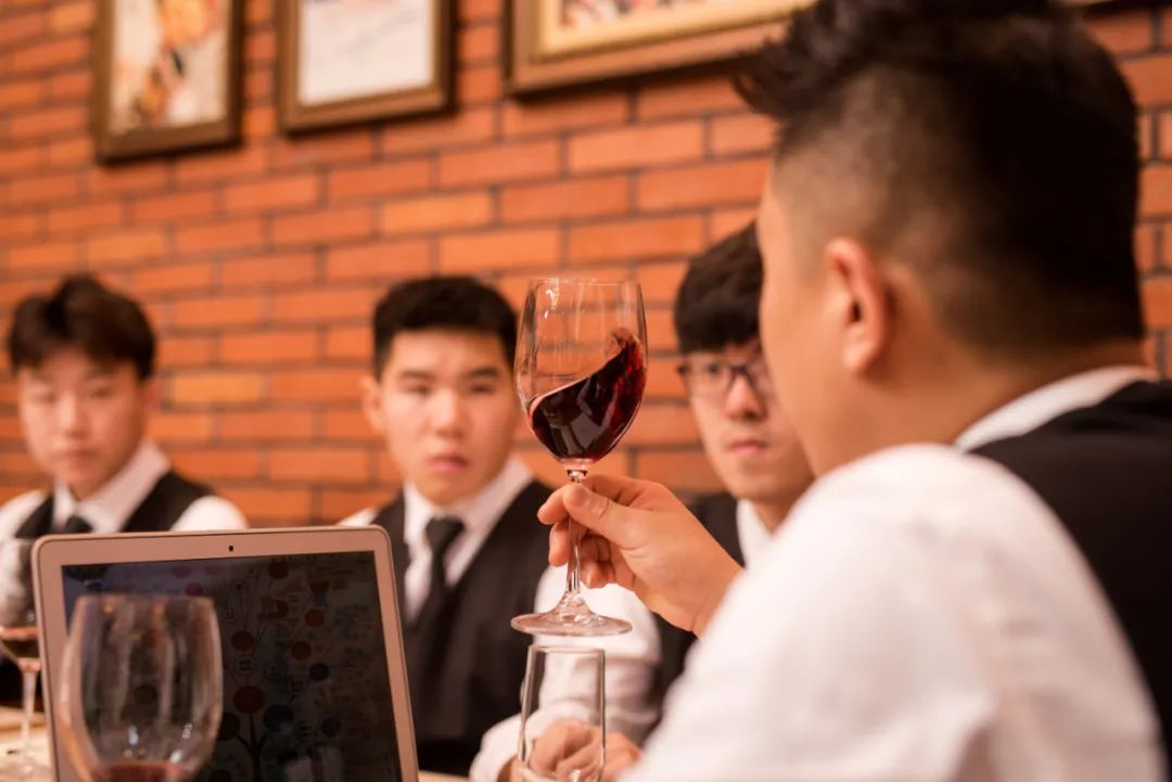 学调酒是一种怎么样的体验？学长学姐实话实说