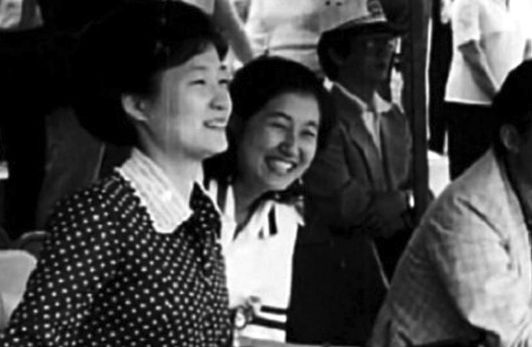 她是“韩版老佛爷”，操控总统40年，4大财阀和美国都抢着巴结她