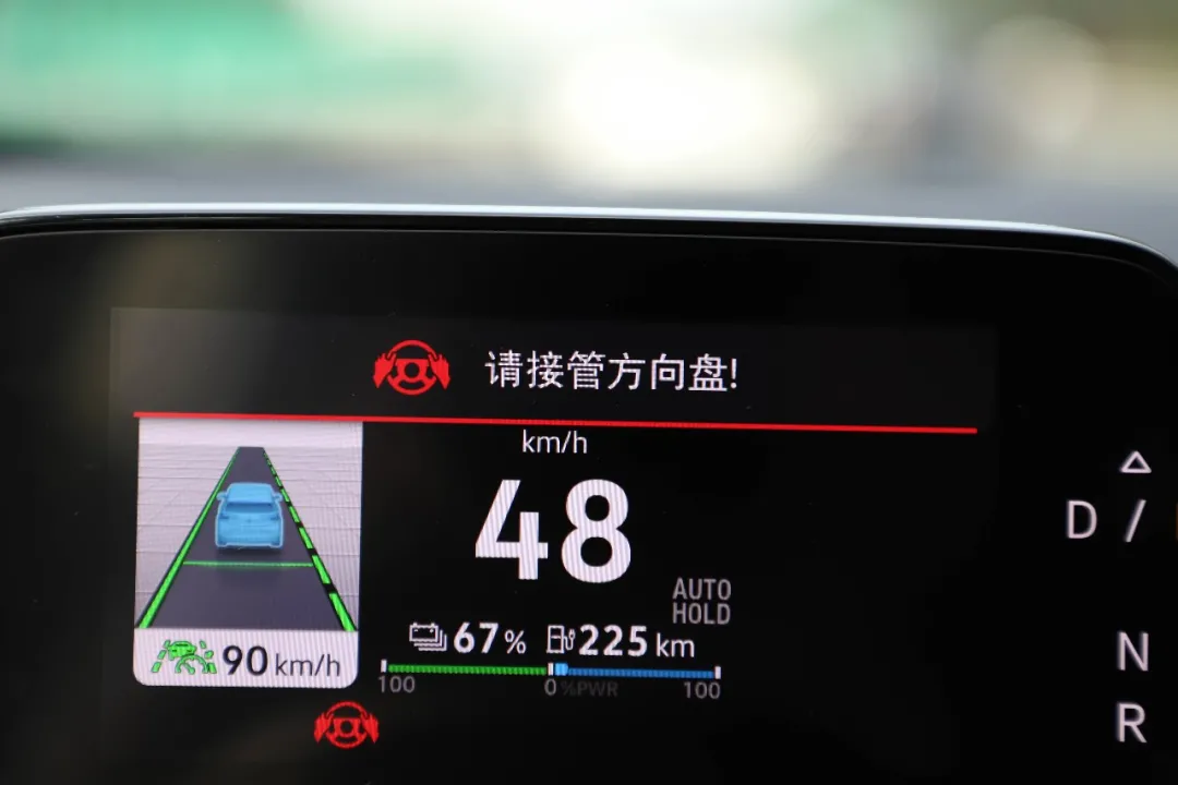 大厂发力很可怕！轴距2765mm空间越级，配超酷“黑科技”