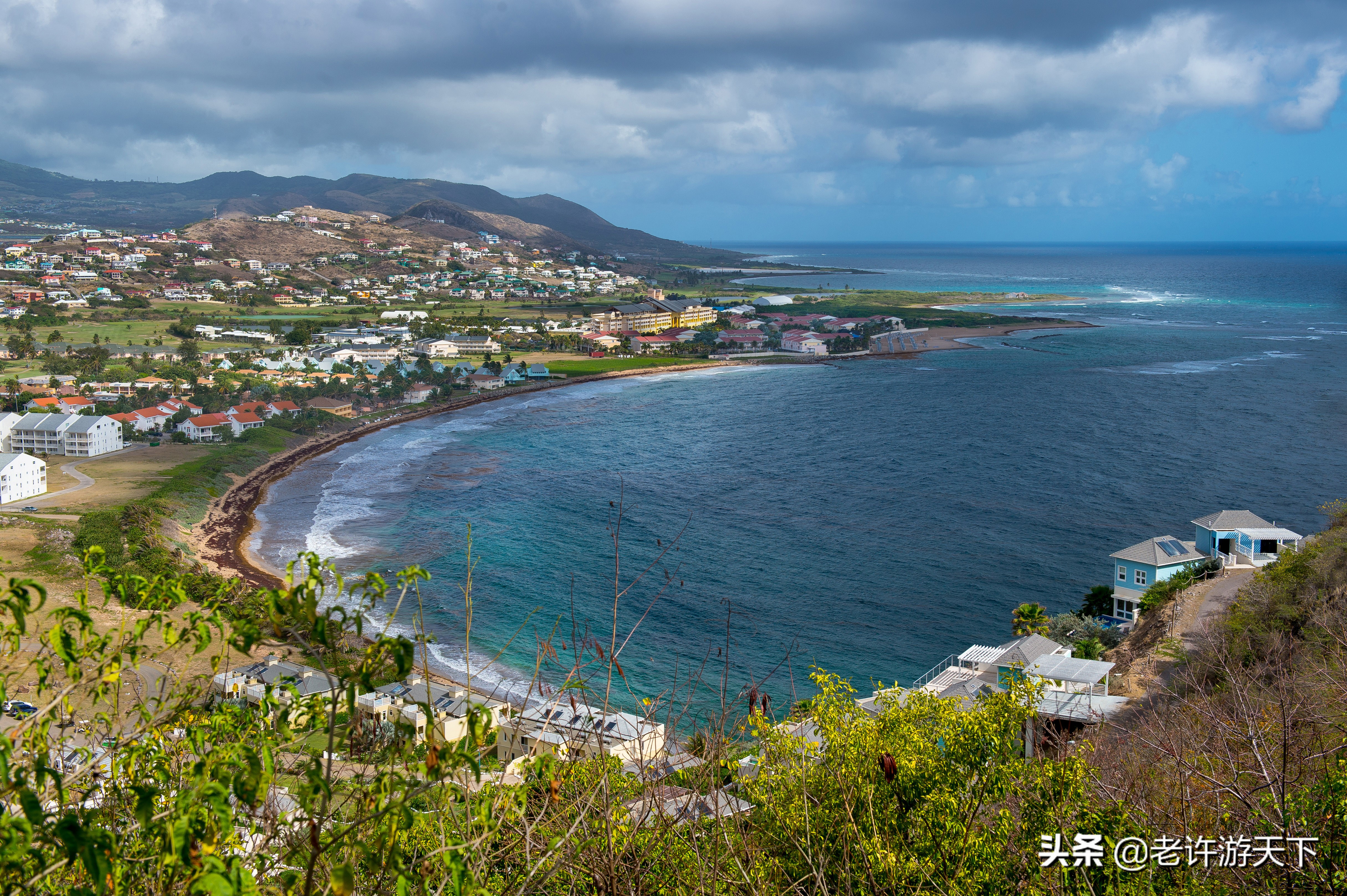 较大的圣基茨岛是首都巴斯特尔的所在地,较小的尼维斯岛与圣基茨岛