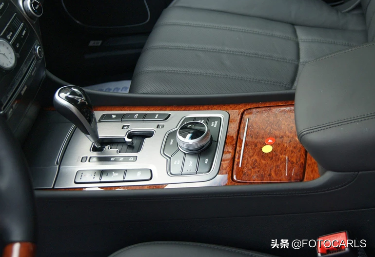 128万总统座驾，现代雅科仕5.0L V8旗舰实拍，网友：差红旗太多了