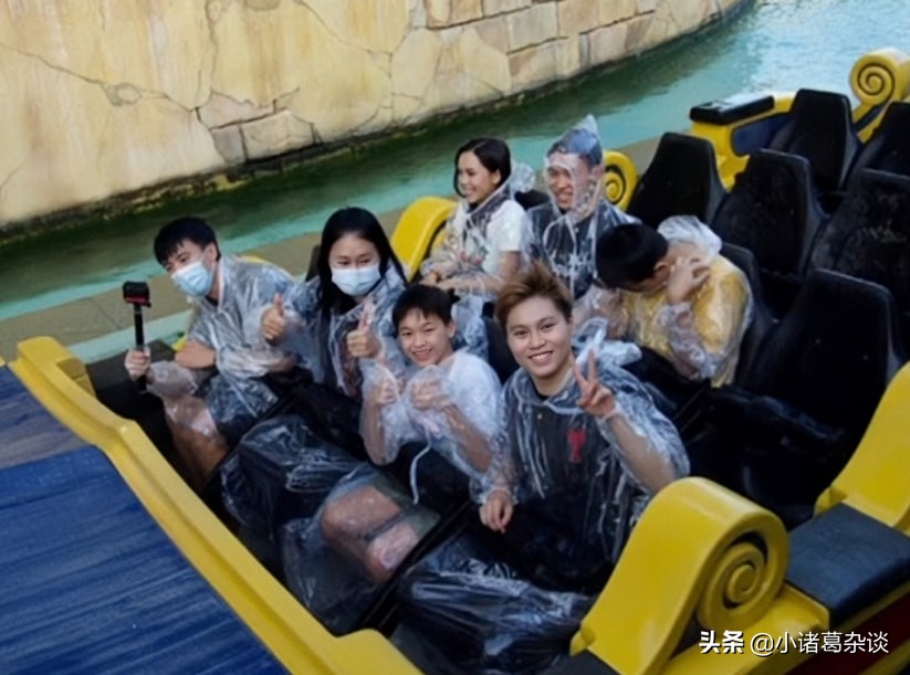 全红婵搞怪！对着镜头做鬼脸，在游乐园吃套餐，激流勇进坐过瘾了