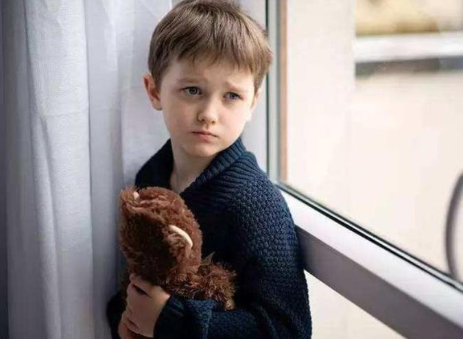 孩子总是感到害怕，他们究竟在怕什么？家长要明白原因再应对