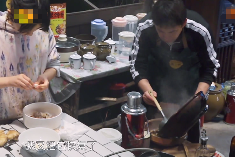 张艺兴做错菜自责，师父黄磊察觉他的情绪，随后做法暖到心里了