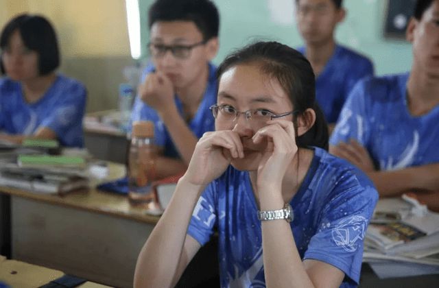 “文言文式”假条走红网络引热议：学生个个是人才，辛苦老师了