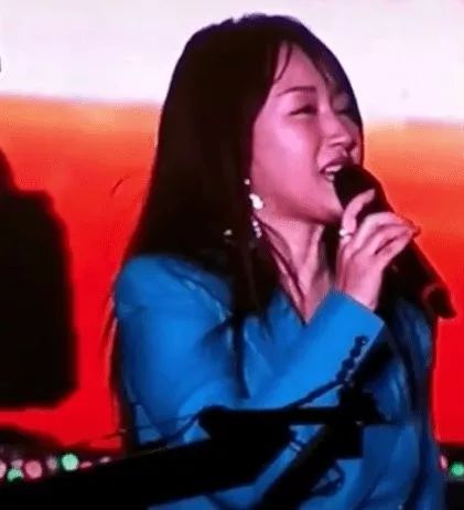 杨钰莹玉女形象幻灭！脸僵身材发福快撑爆西装，48岁仍憧憬爱情