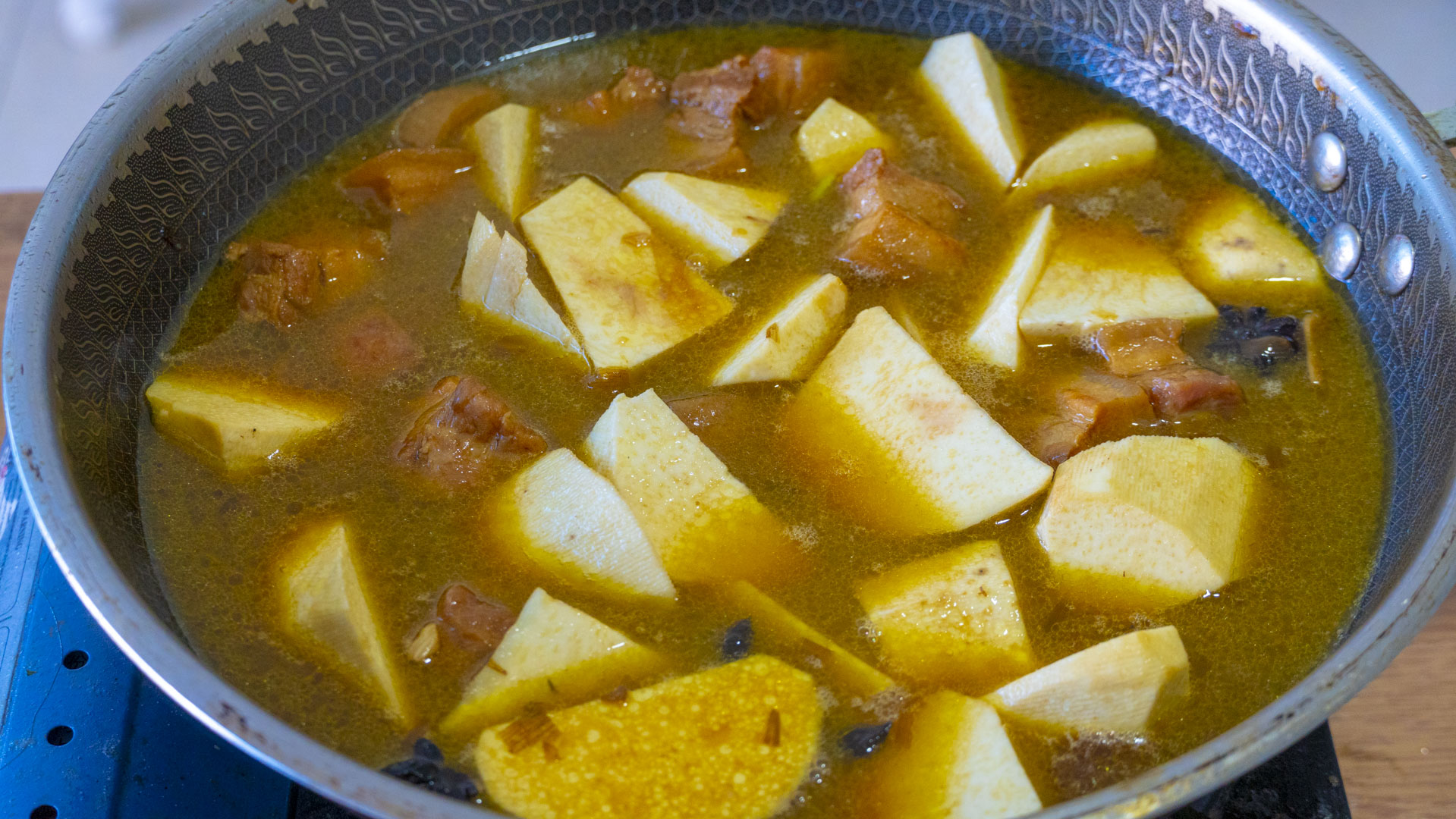 这才是芋头最好吃的做法，软糯鲜香，热乎乎的一大锅，上桌就抢光