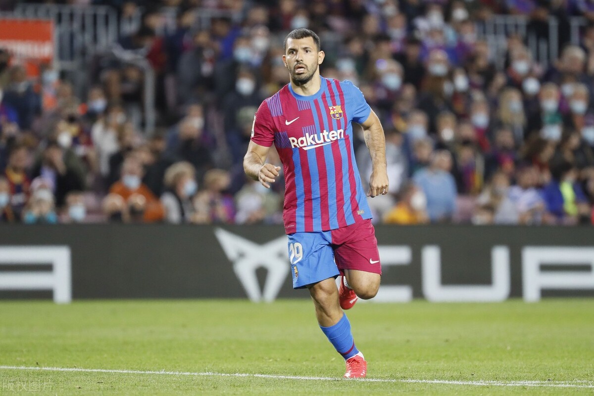 第86分钟,阿圭罗替换德斯特出场,这是他的巴萨首秀,也是时隔十年后