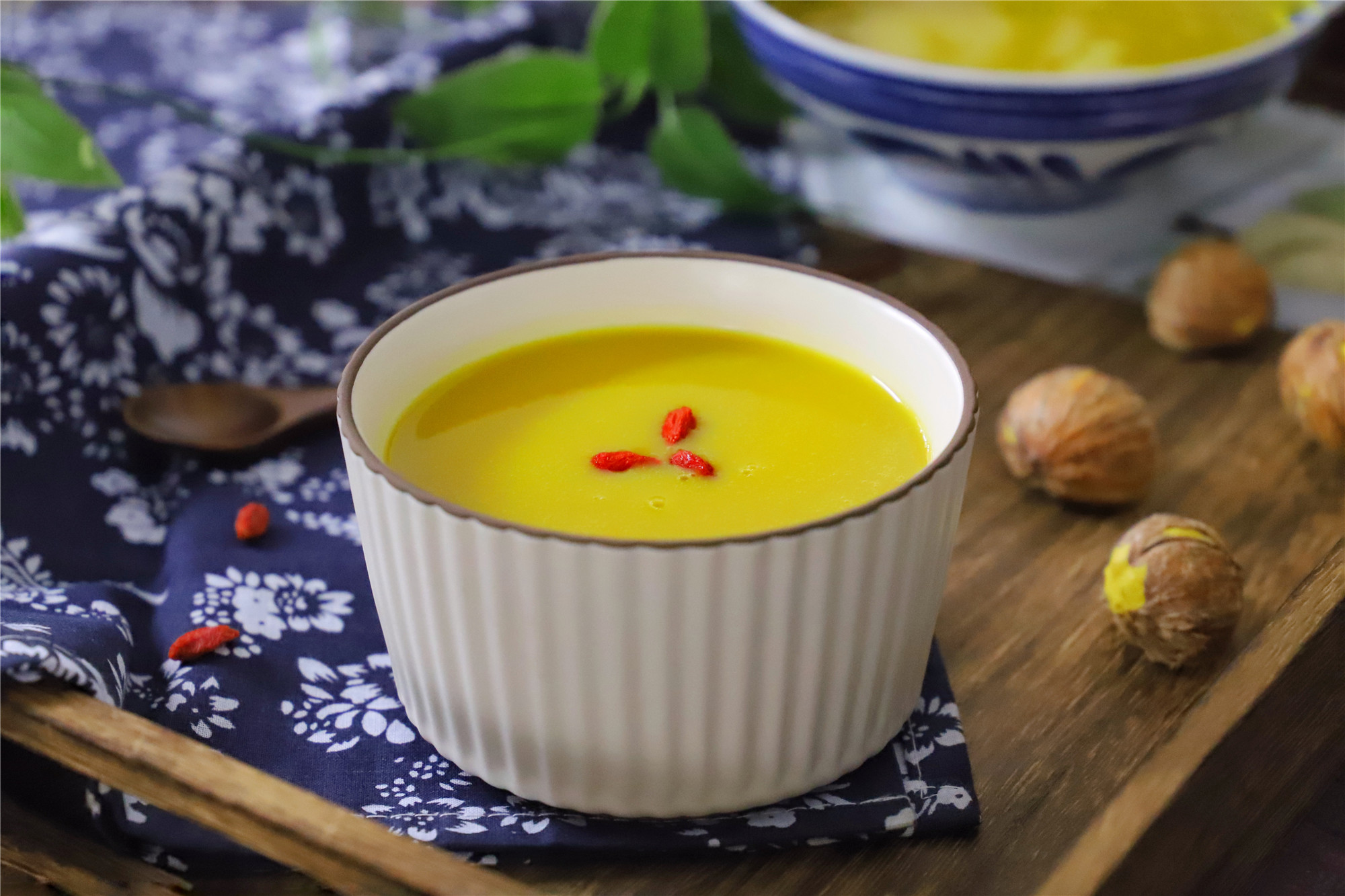 秋天,板栗正当季,和南瓜一起做成豆浆,香甜细腻,营养又好喝