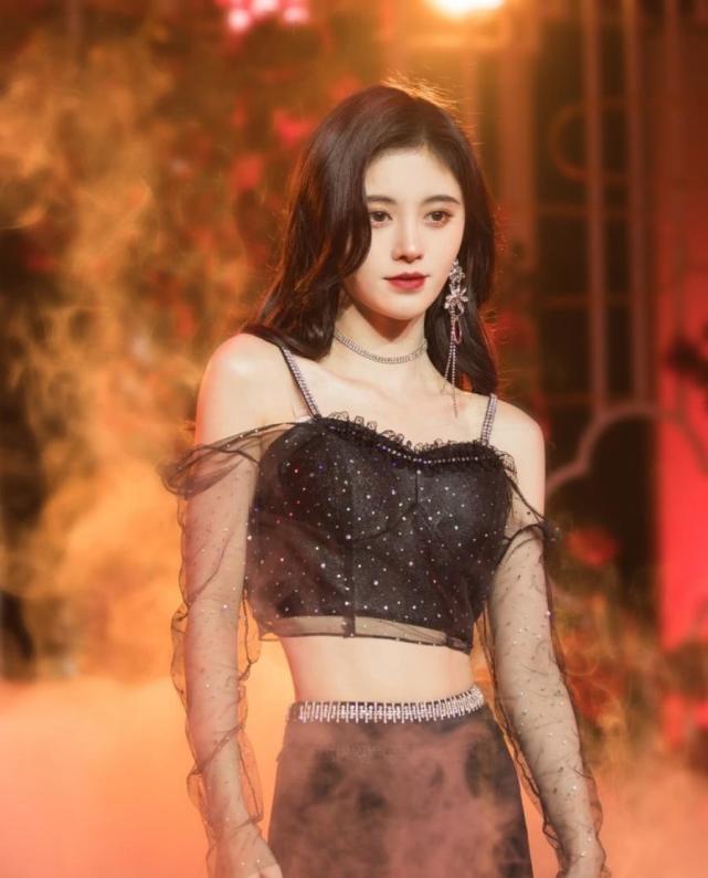 女明星的腰究竟有多细呢?杨幂蚂蚁腰,迪丽热巴的身材赞